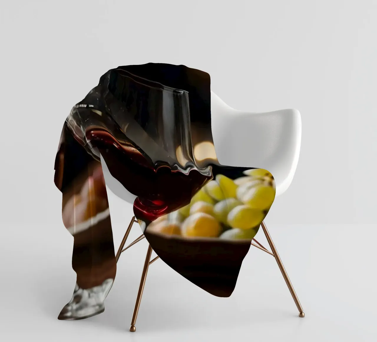 Eleganti bicchieri da vino rosso con uva in un bar accogliente coperta in pile da DesignDoodle