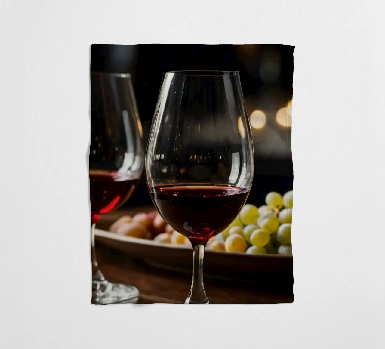 Eleganti bicchieri da vino rosso con uva in un bar accogliente coperta in pile da DesignDoodle