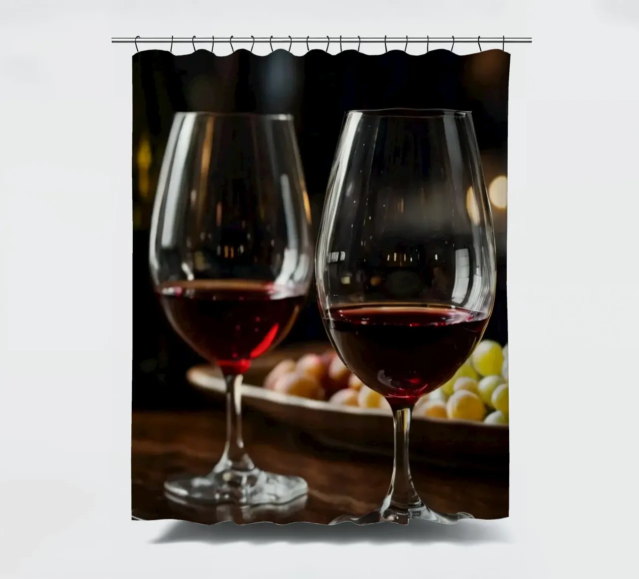 Eleganti bicchieri da vino rosso con uva in un bar accogliente tenda da doccia da DesignDoodle