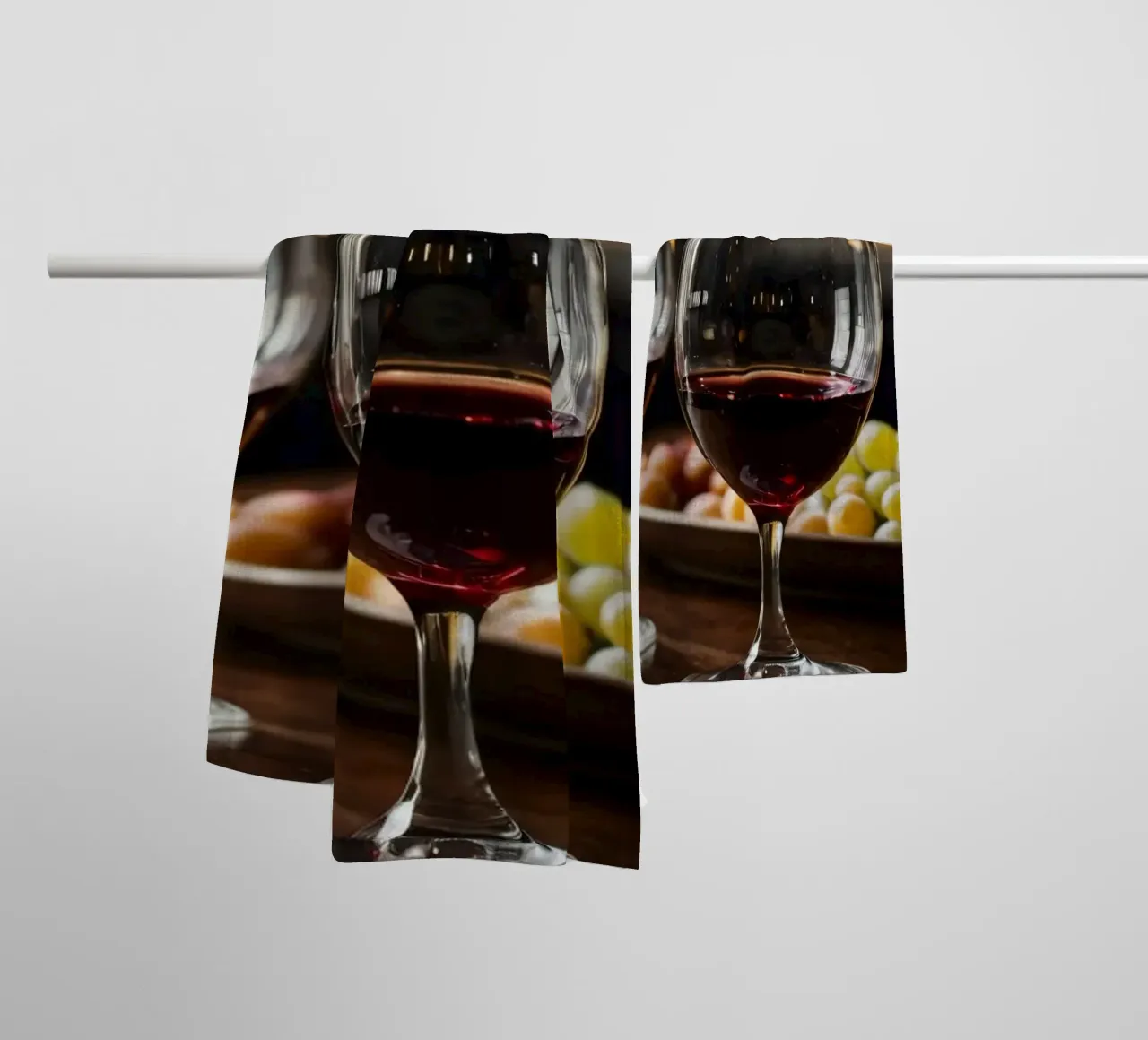 Eleganti bicchieri da vino rosso con uva in un bar accogliente asciugamano da bagno da DesignDoodle