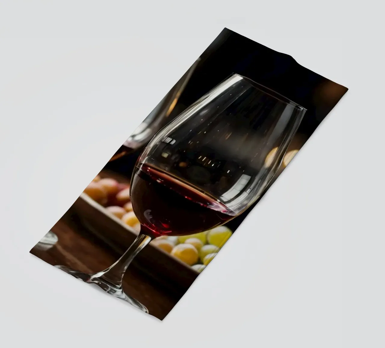 Eleganti bicchieri da vino rosso con uva in un bar accogliente telo mare da DesignDoodle