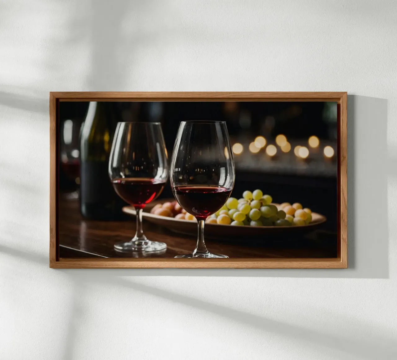 Eleganti bicchieri da vino rosso con uva in un bar accogliente alluminio dibond da DesignDoodle