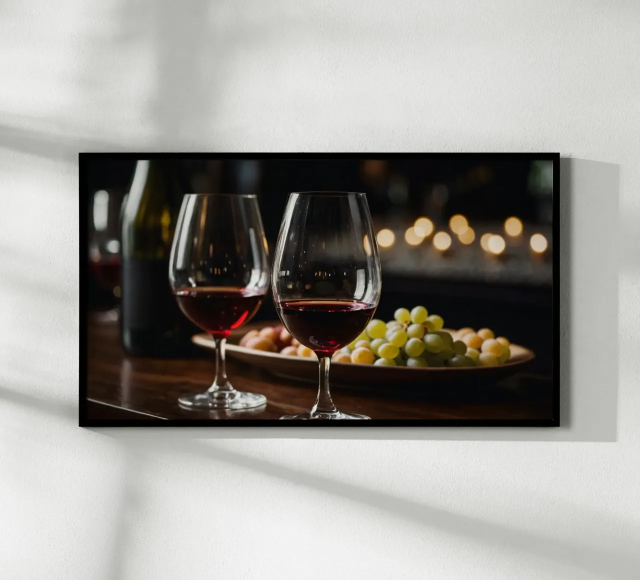 Eleganti bicchieri da vino rosso con uva in un bar accogliente poster con telaio in alluminio da DesignDoodle