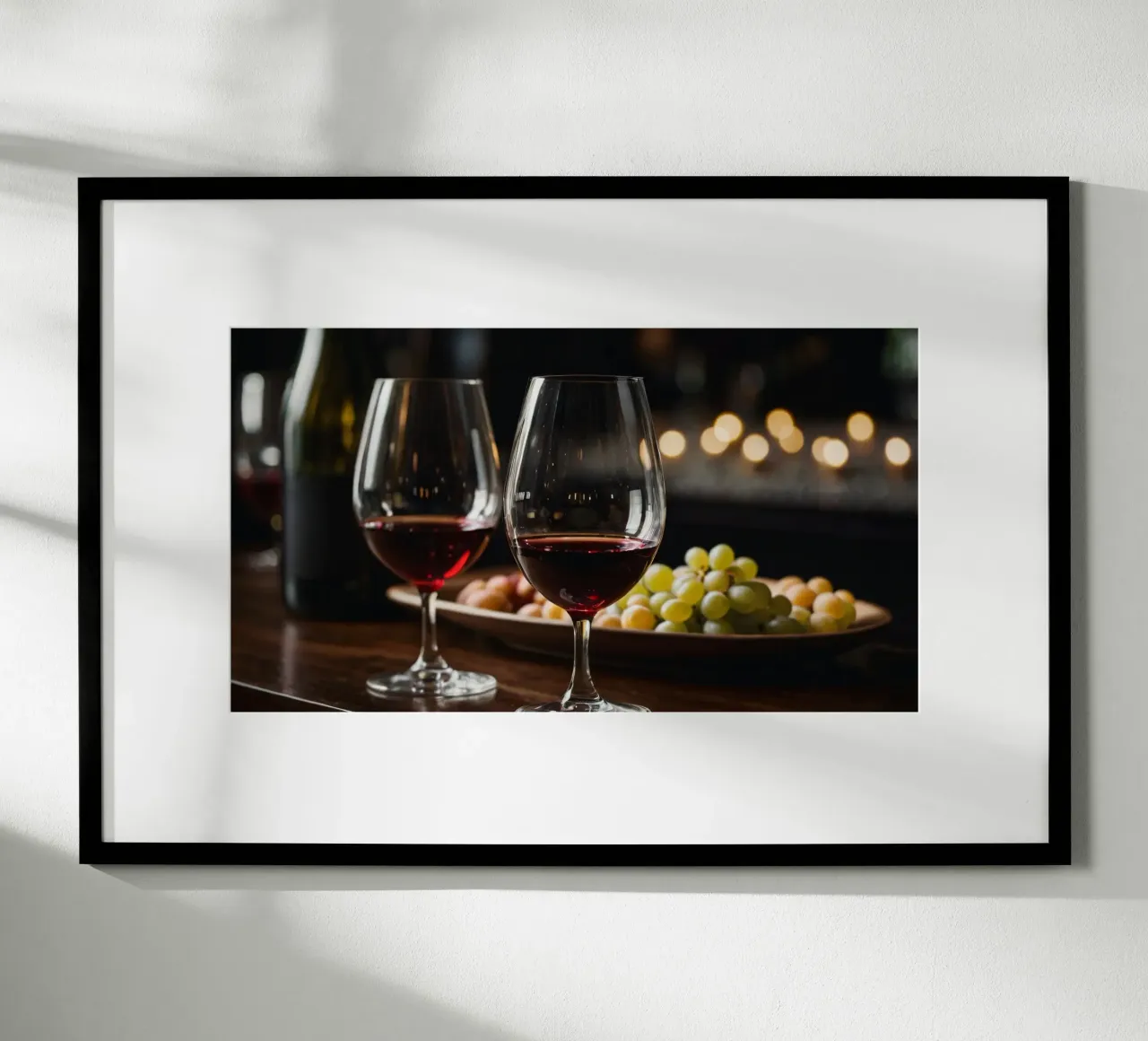 Eleganti bicchieri da vino rosso con uva in un bar accogliente poster con telaio in alluminio da DesignDoodle