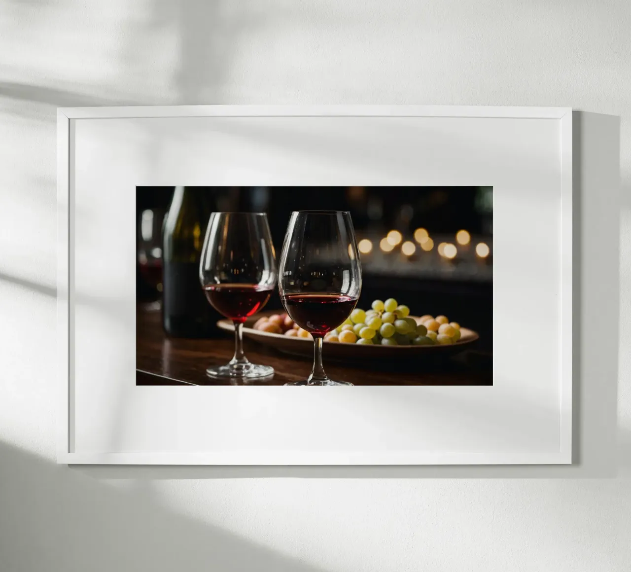 Eleganti bicchieri da vino rosso con uva in un bar accogliente poster con telaio in alluminio da DesignDoodle