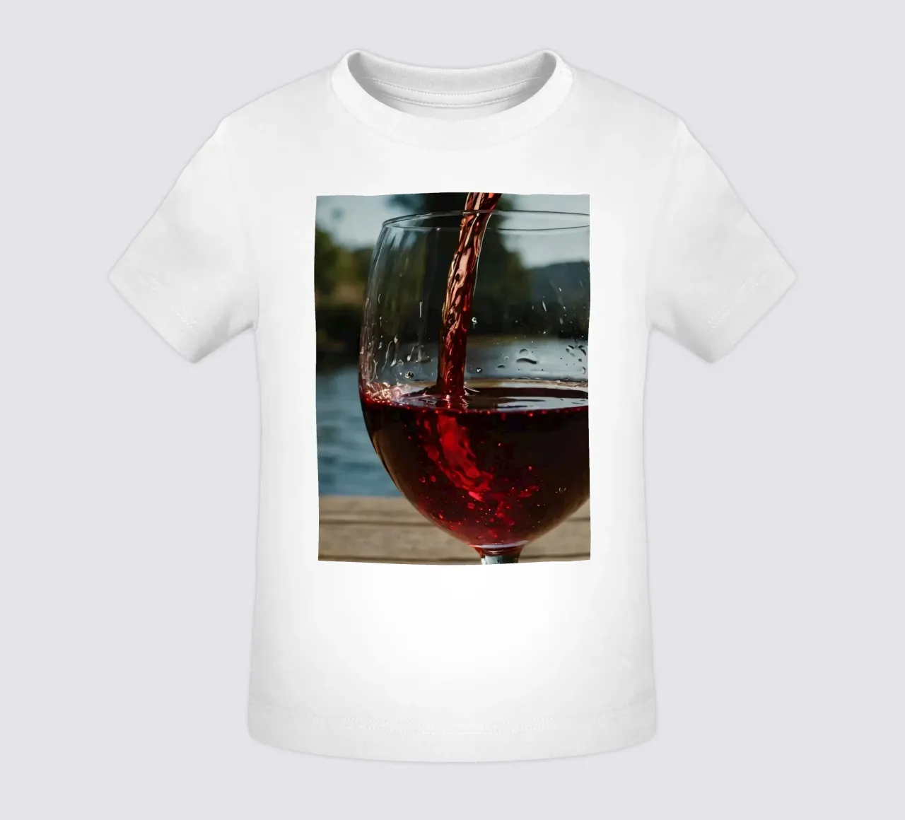 Versare del vino rosso in un bicchiere accanto a un lago tranquillo, al sole. maglietta neonato da DesignDoodle