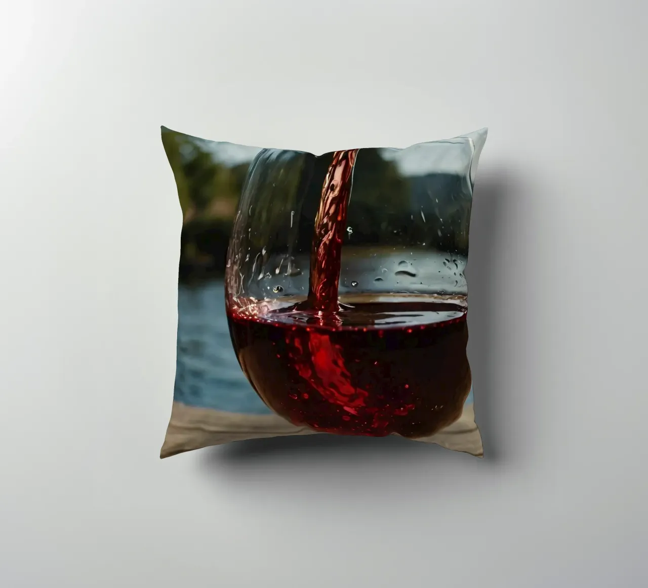 Versare del vino rosso in un bicchiere accanto a un lago tranquillo, al sole. cuscino da DesignDoodle