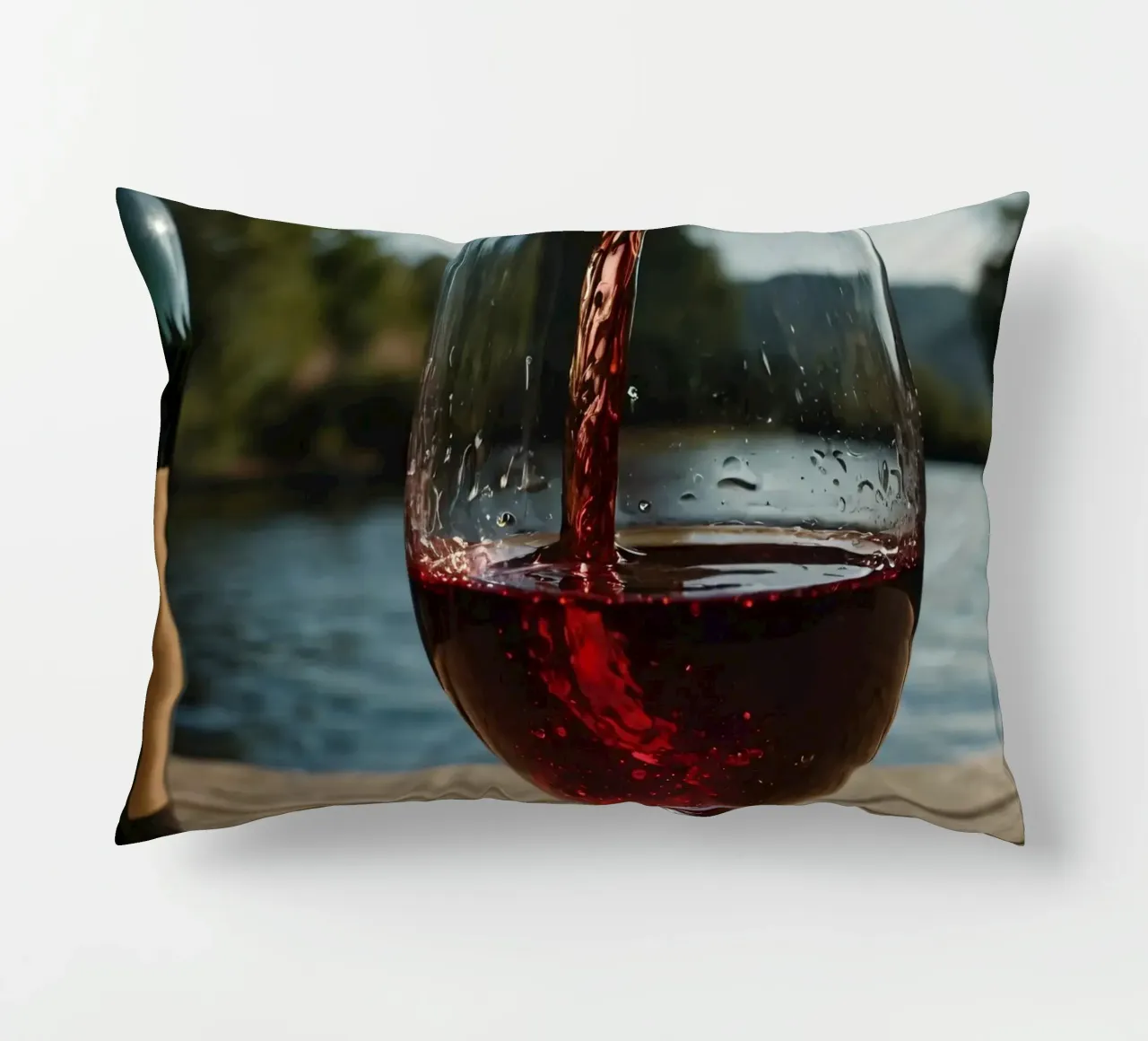 Versare del vino rosso in un bicchiere accanto a un lago tranquillo, al sole. cuscino da DesignDoodle
