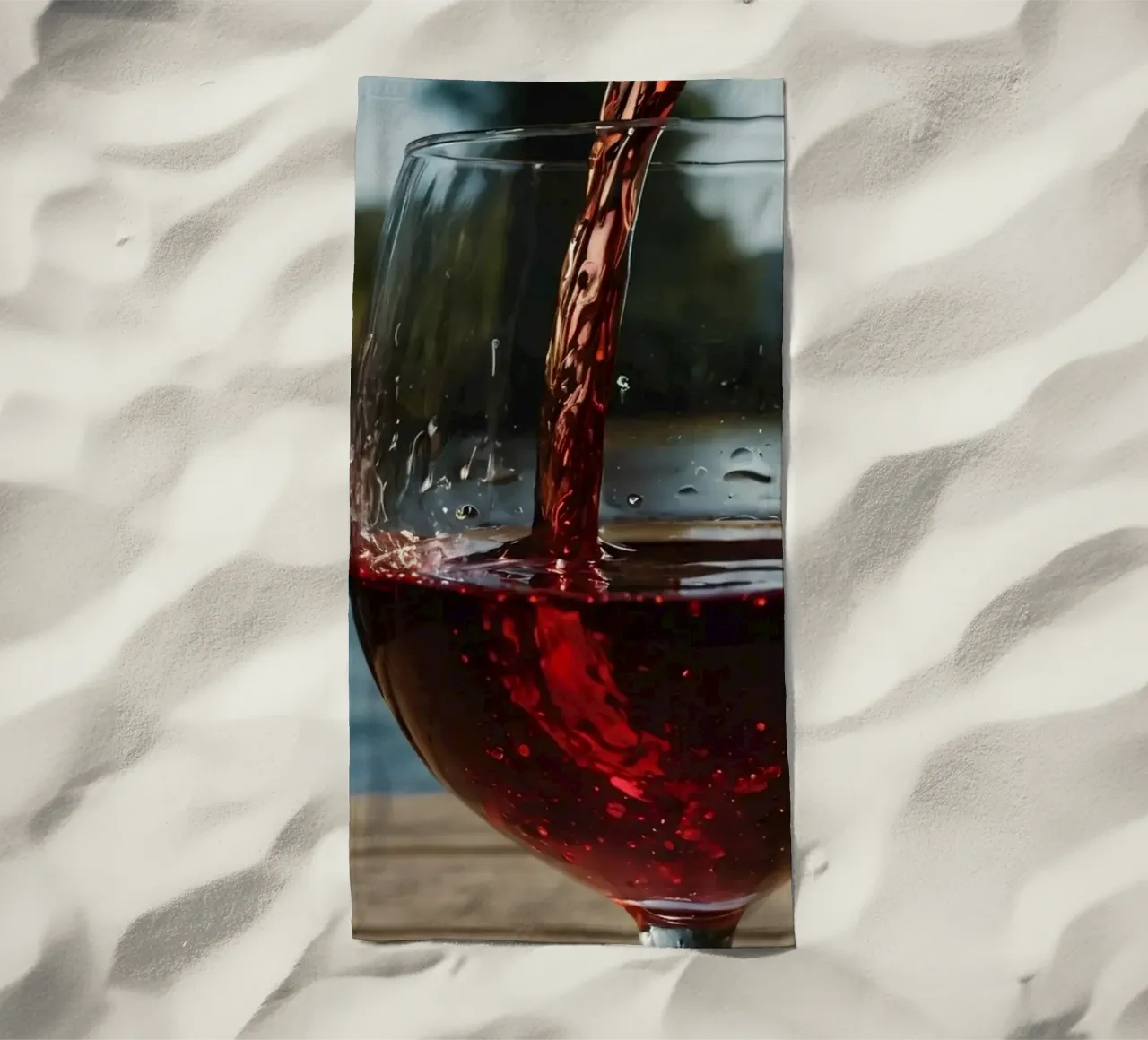 Versare del vino rosso in un bicchiere accanto a un lago tranquillo, al sole. telo mare da DesignDoodle