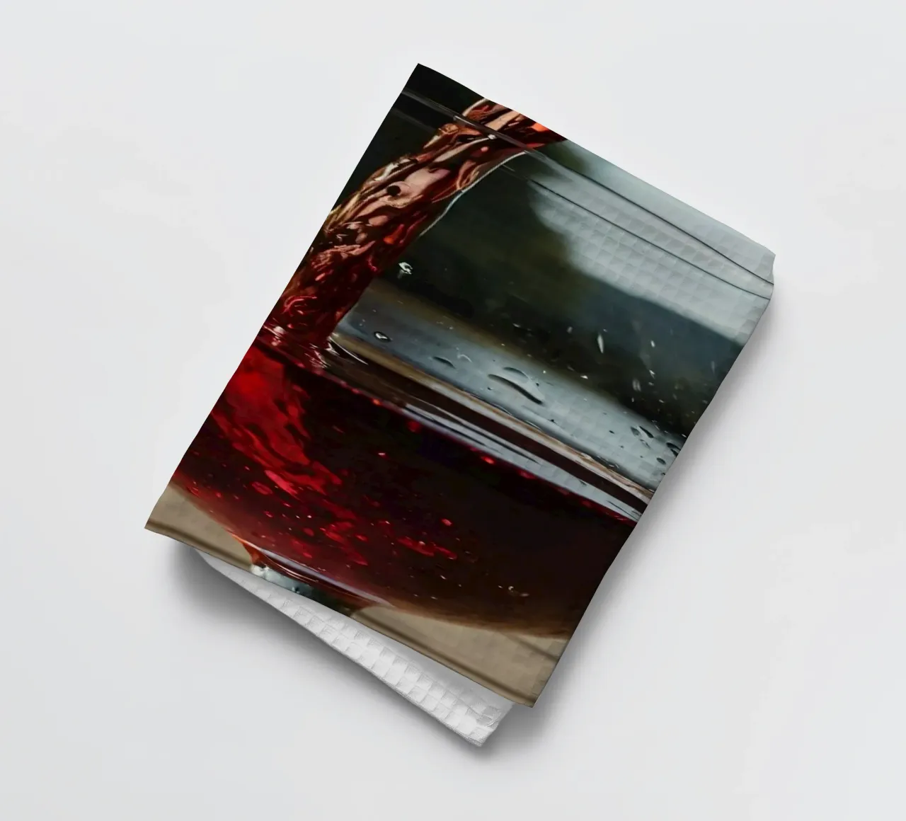 Verter vino tinto en una copa junto a un tranquilo lago al sol paño de cocina de DesignDoodle