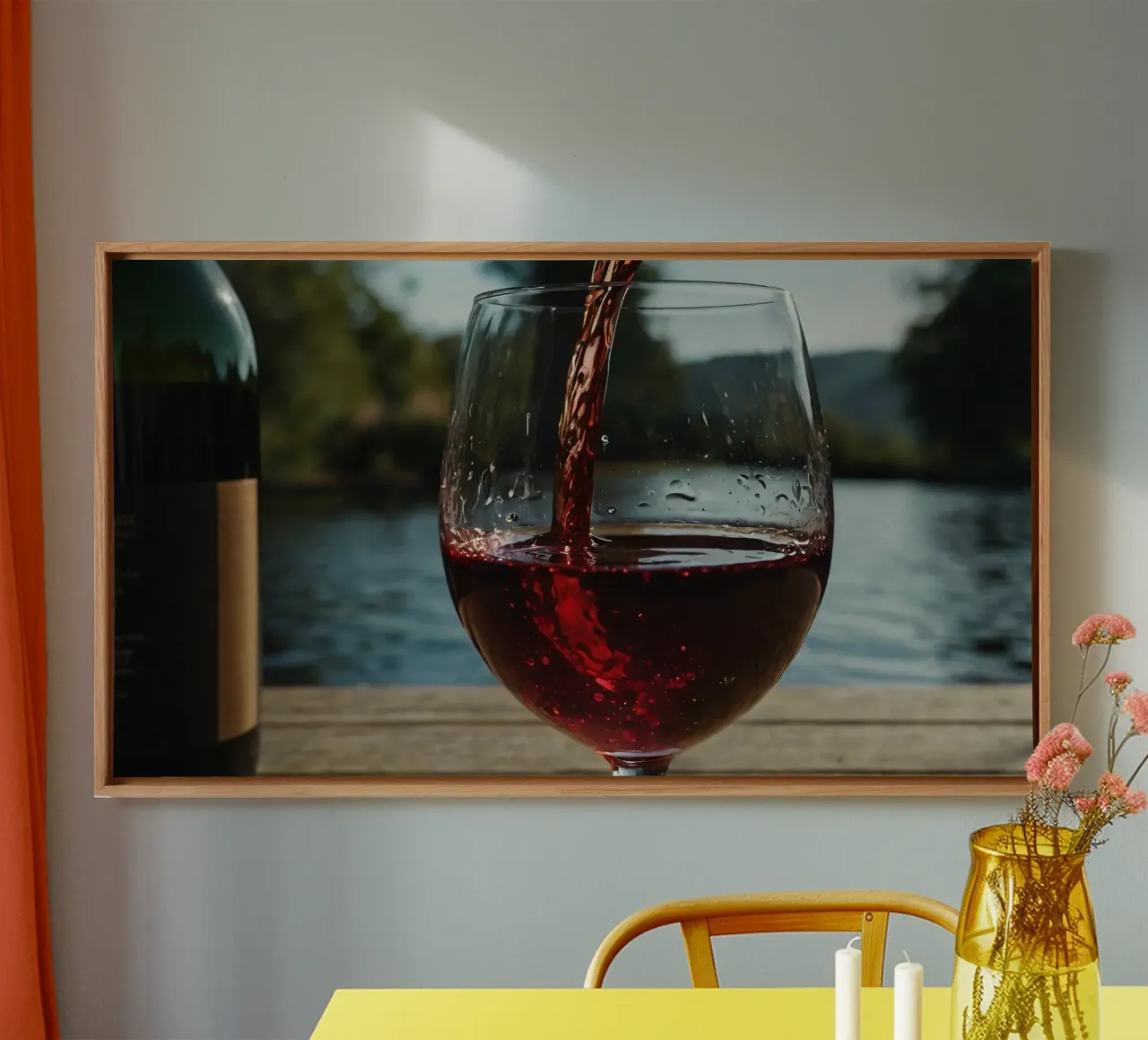 Versare del vino rosso in un bicchiere accanto a un lago tranquillo, al sole. tela con Cornice a cassetta da DesignDoodle