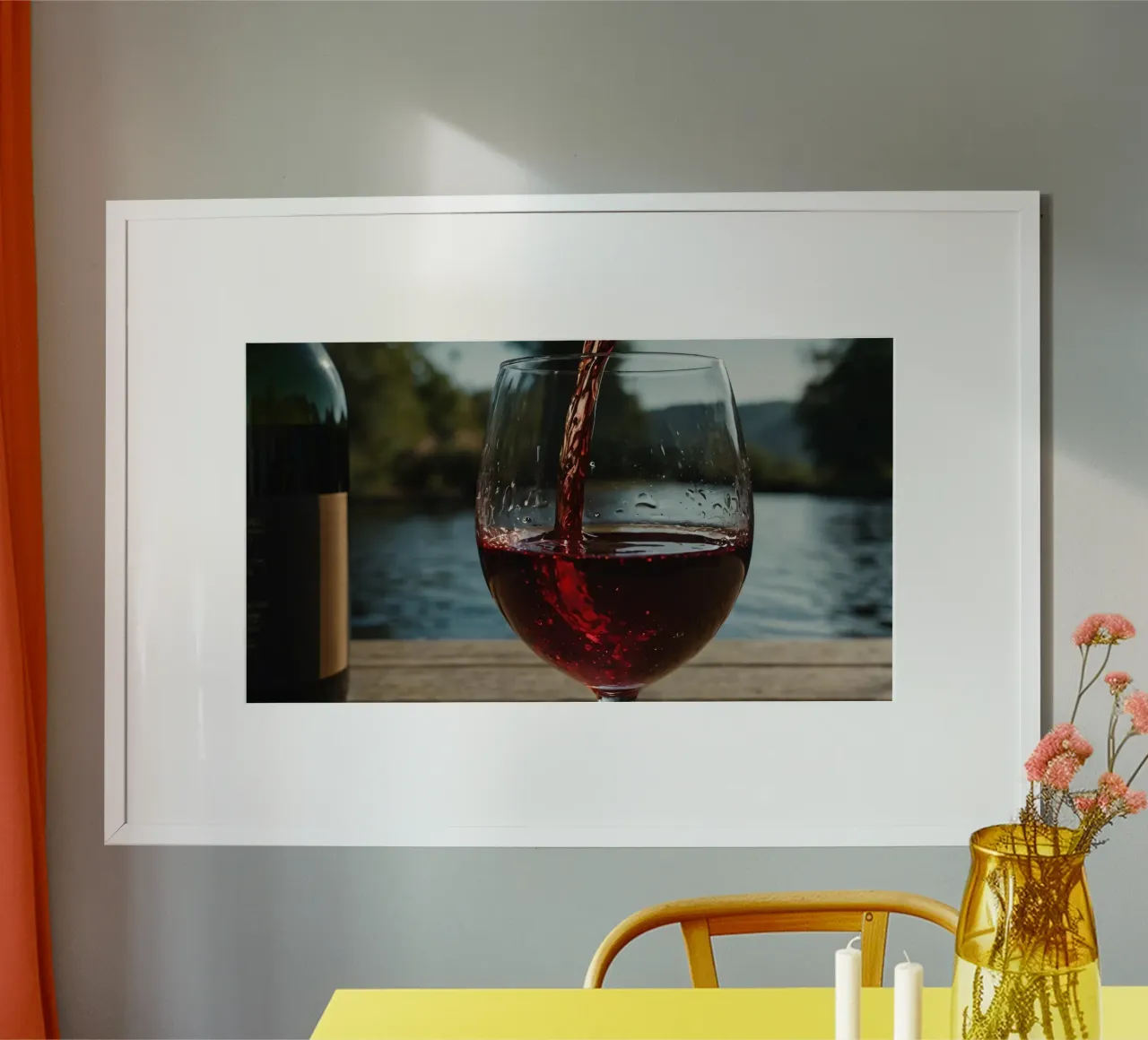 Verter vino tinto en una copa junto a un tranquilo lago al sol hahnemühle de DesignDoodle