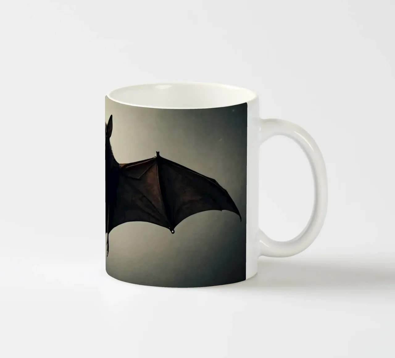Un pipistrello sospeso a mezz'aria che mette in mostra la sua impressionante apertura alare tazza in ceramica da DesignDoodle