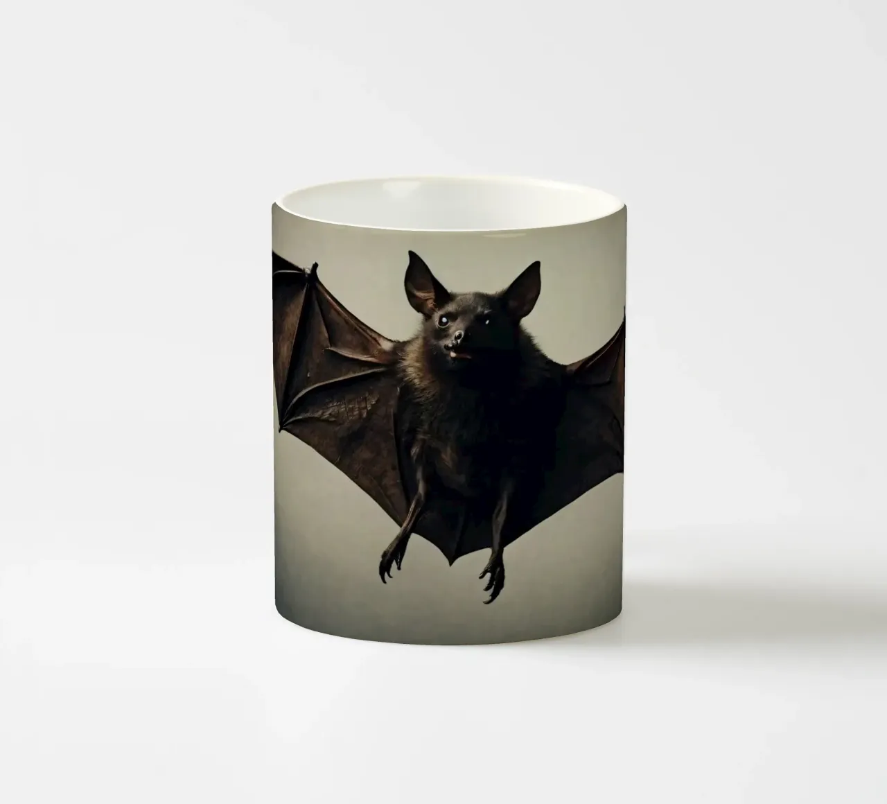 Un pipistrello sospeso a mezz'aria che mette in mostra la sua impressionante apertura alare tazza in ceramica da DesignDoodle