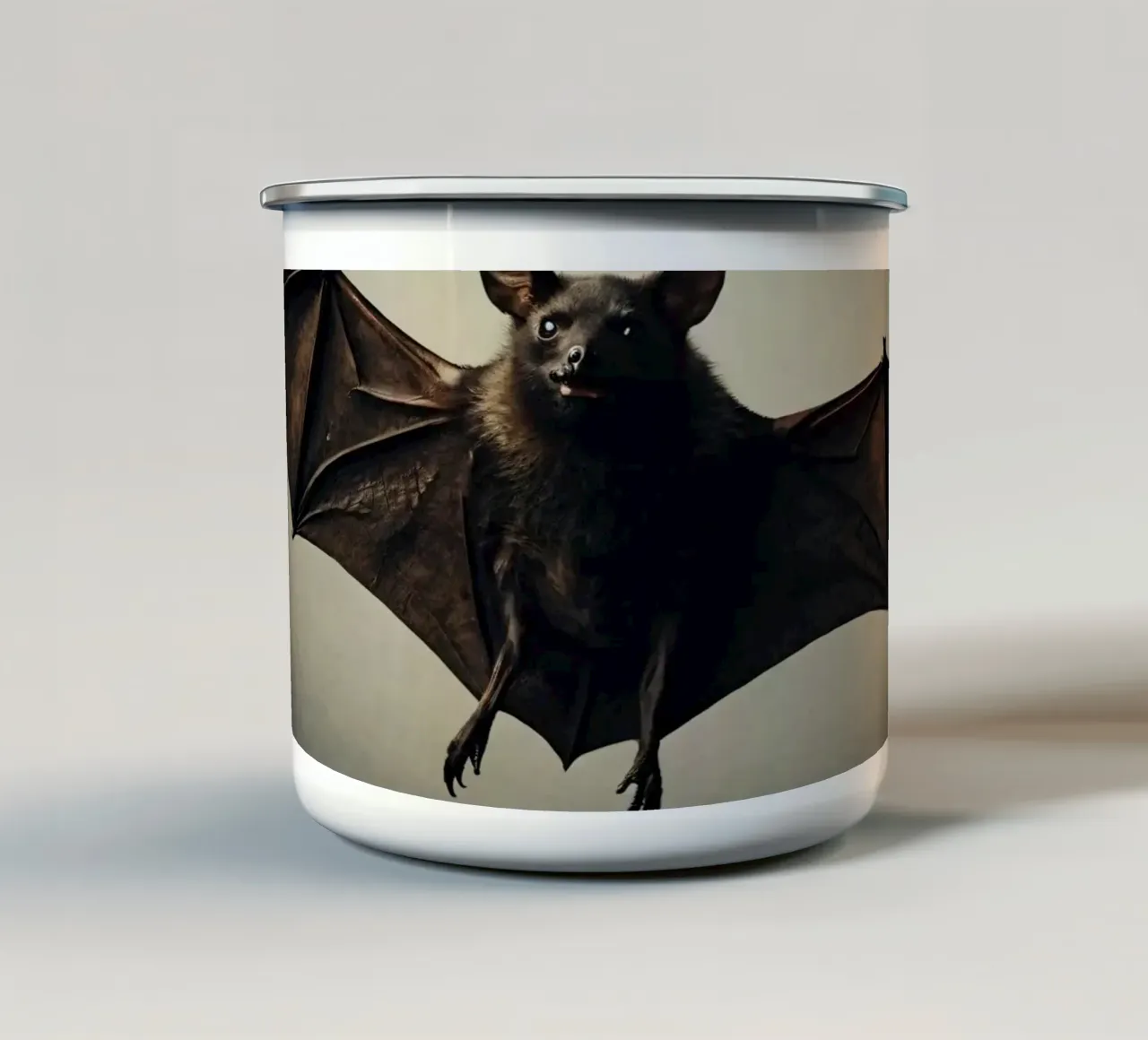 Un pipistrello sospeso a mezz'aria che mette in mostra la sua impressionante apertura alare tazza in smalto da DesignDoodle