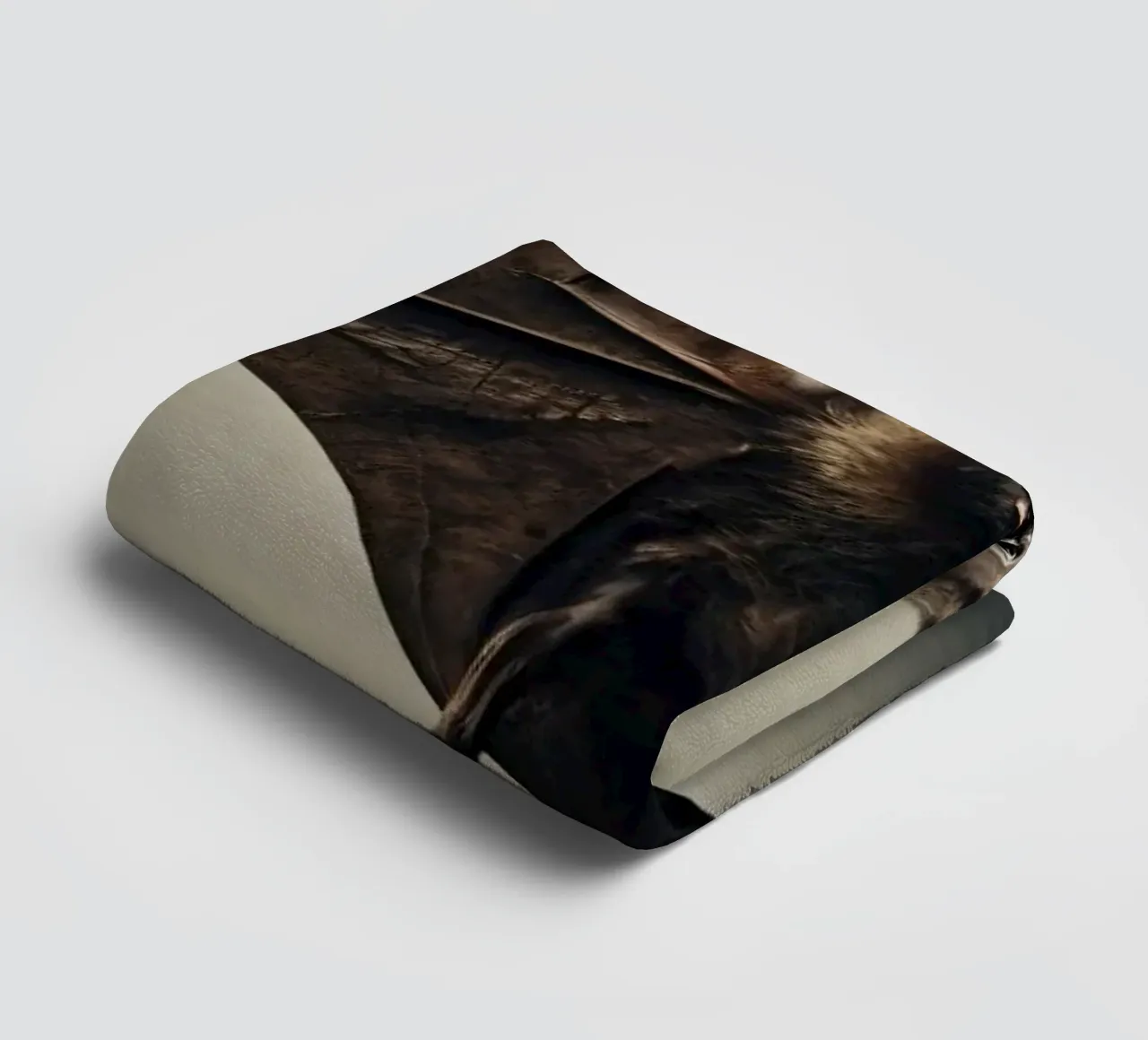 Un pipistrello sospeso a mezz'aria che mette in mostra la sua impressionante apertura alare asciugamano da bagno da DesignDoodle