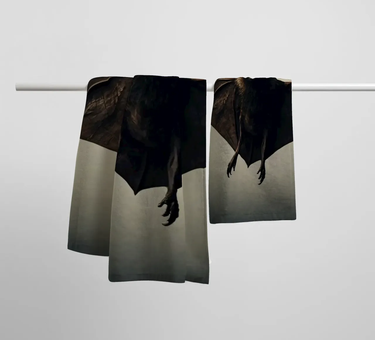 Un pipistrello sospeso a mezz'aria che mette in mostra la sua impressionante apertura alare asciugamano da bagno da DesignDoodle