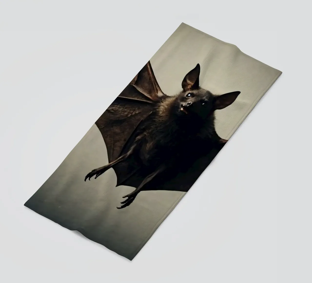 Un pipistrello sospeso a mezz'aria che mette in mostra la sua impressionante apertura alare telo mare da DesignDoodle