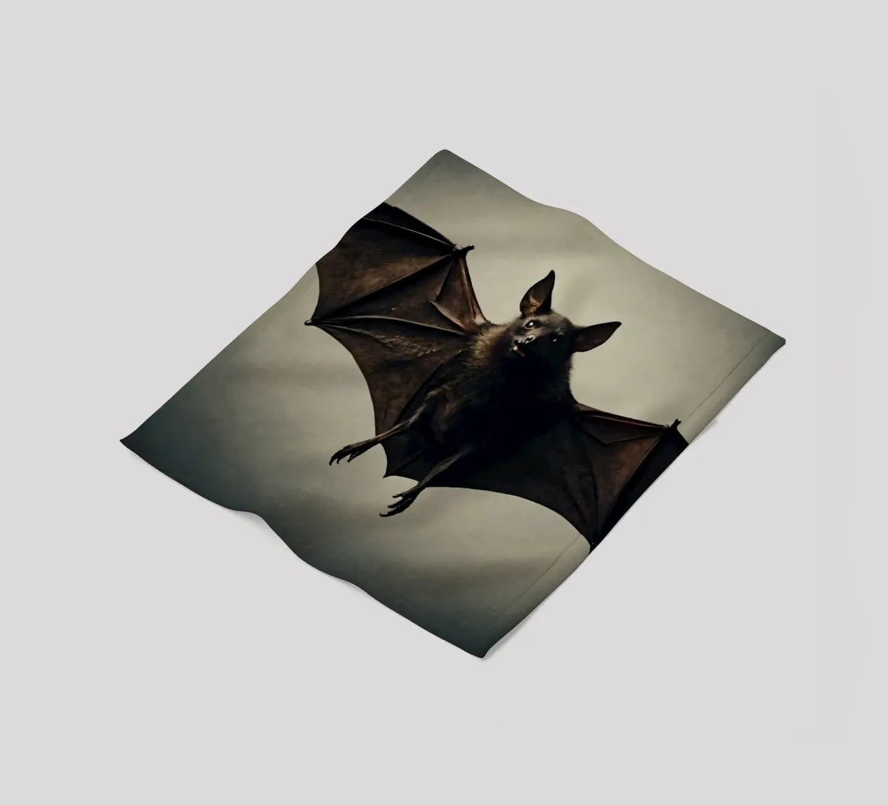 Un pipistrello sospeso a mezz'aria che mette in mostra la sua impressionante apertura alare coperta in pile da DesignDoodle