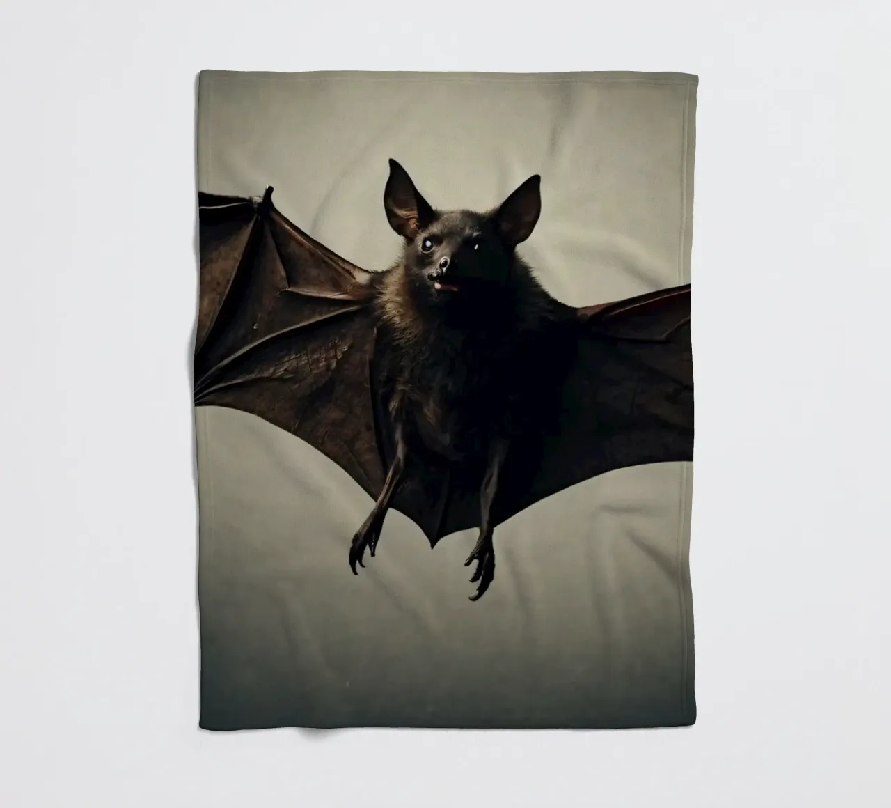 Un pipistrello sospeso a mezz'aria che mette in mostra la sua impressionante apertura alare coperta in pile da DesignDoodle