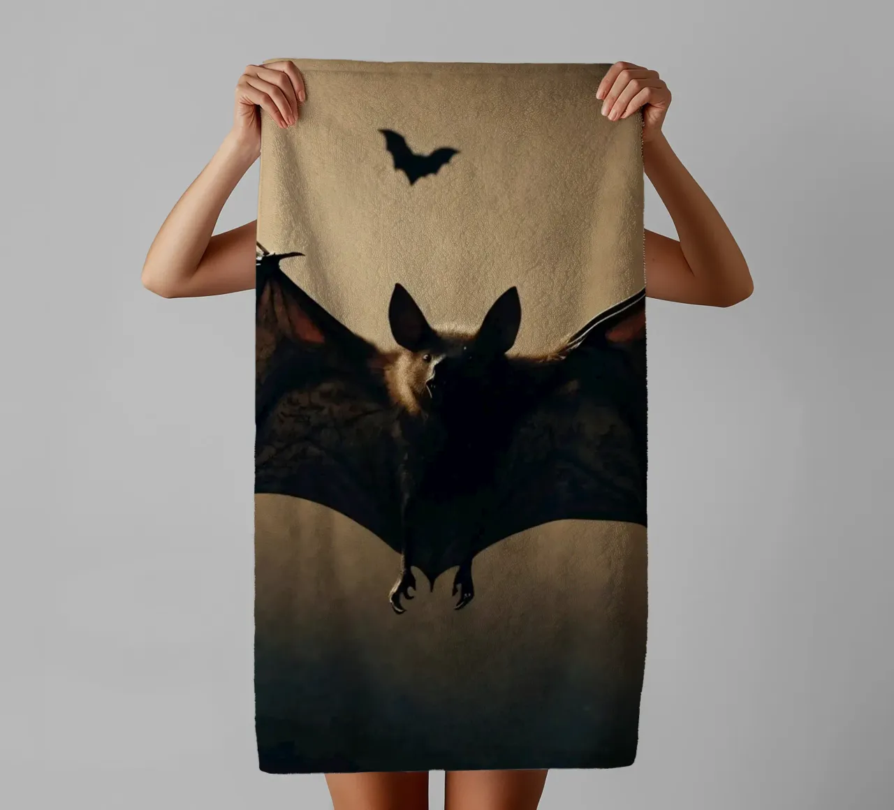 Pipistrelli che volano nel cielo del crepuscolo su un paesaggio oscuro durante asciugamano da bagno da DesignDoodle