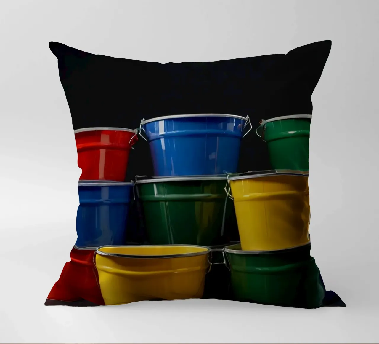 Secchi colorati impilati in una disposizione creativa cuscino da DesignDoodle
