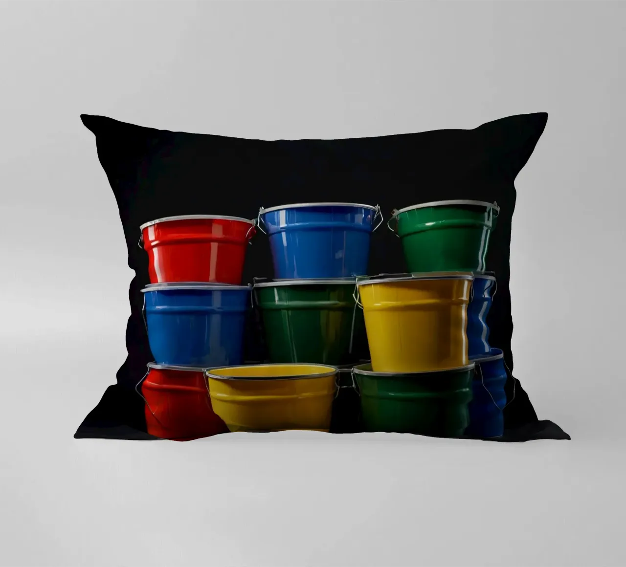 Secchi colorati impilati in una disposizione creativa cuscino da DesignDoodle