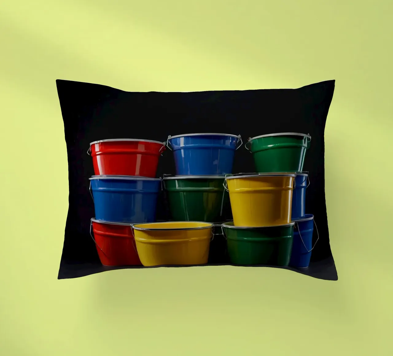 Secchi colorati impilati in una disposizione creativa cuscino da DesignDoodle