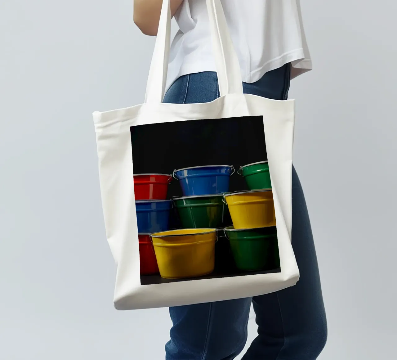 Secchi colorati impilati in una disposizione creativa borsa in juta da DesignDoodle