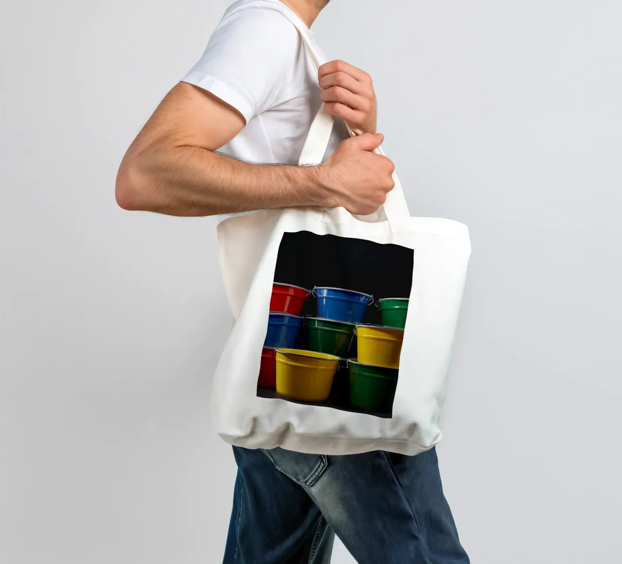 Secchi colorati impilati in una disposizione creativa borsa in juta da DesignDoodle