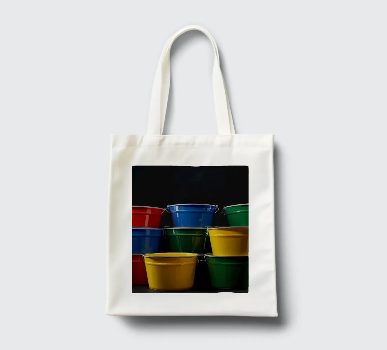 Secchi colorati impilati in una disposizione creativa borsa in juta da DesignDoodle