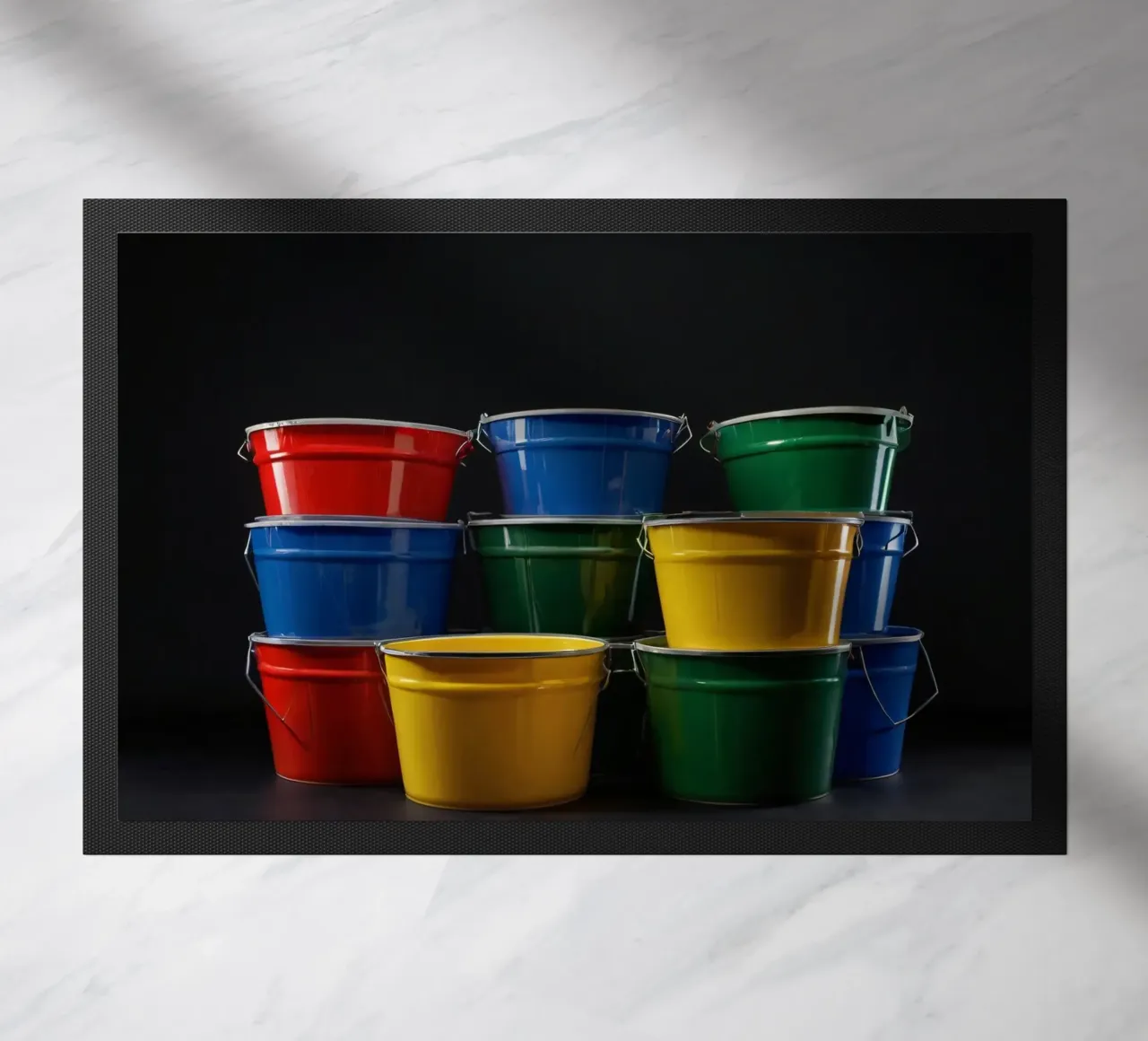 Secchi colorati impilati in una disposizione creativa zerbino da DesignDoodle