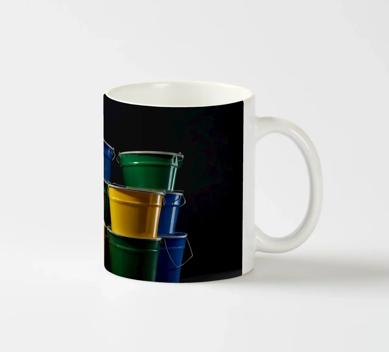 Secchi colorati impilati in una disposizione creativa tazza in ceramica da DesignDoodle
