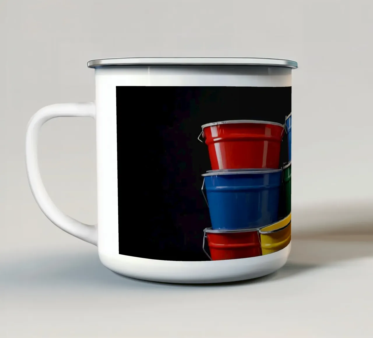 Secchi colorati impilati in una disposizione creativa tazza in smalto da DesignDoodle
