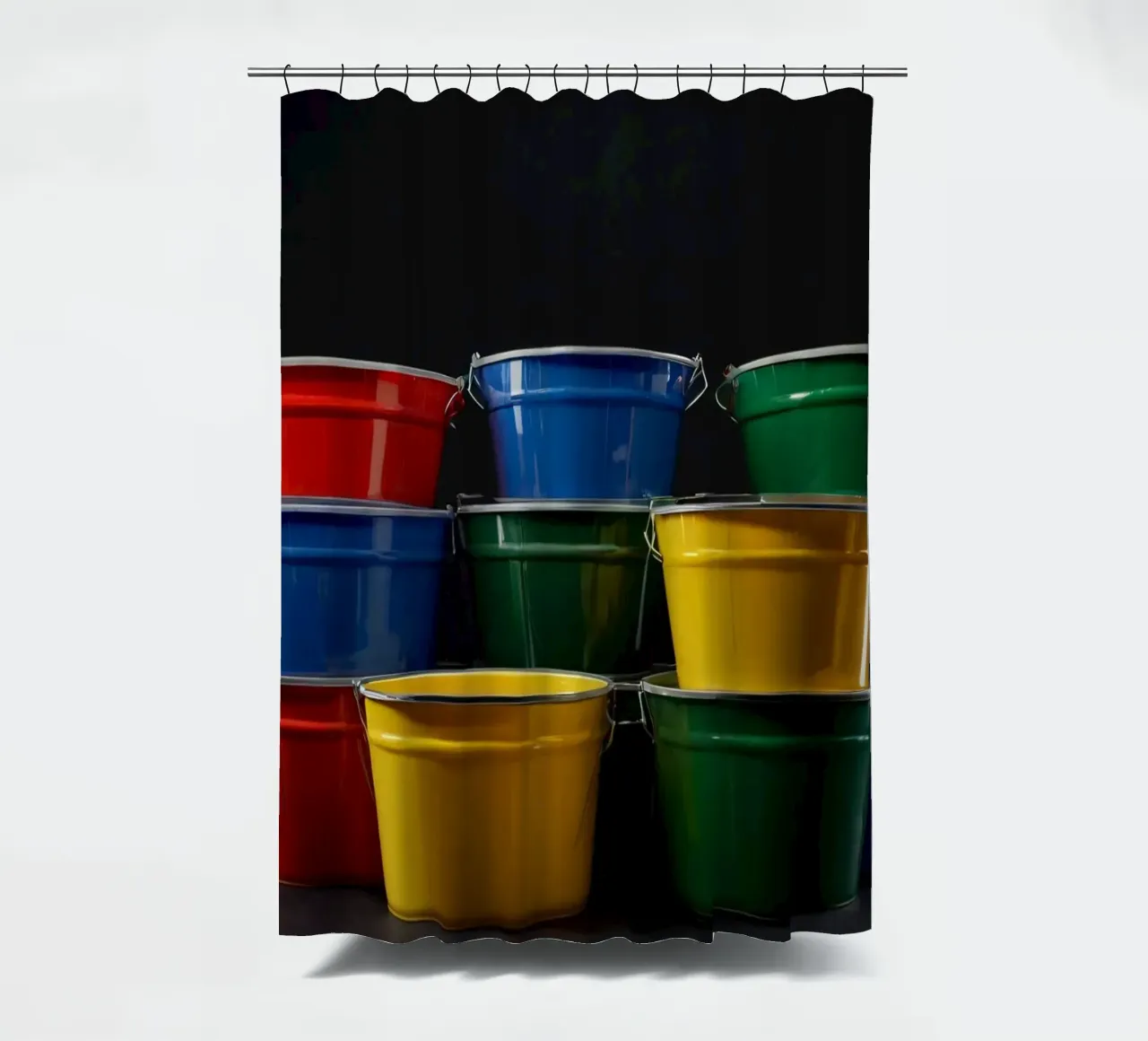 Secchi colorati impilati in una disposizione creativa tenda da doccia da DesignDoodle