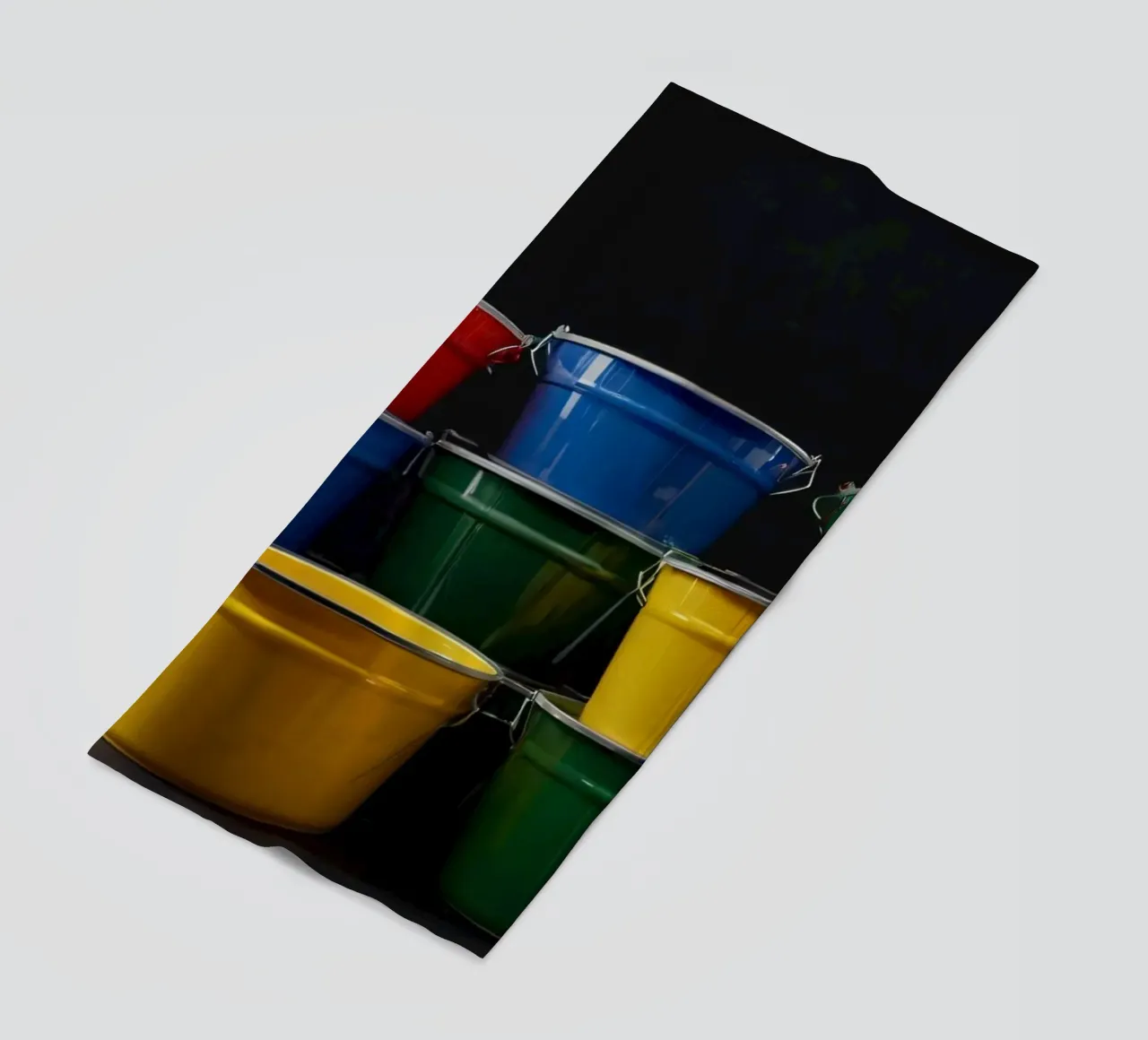 Secchi colorati impilati in una disposizione creativa telo mare da DesignDoodle
