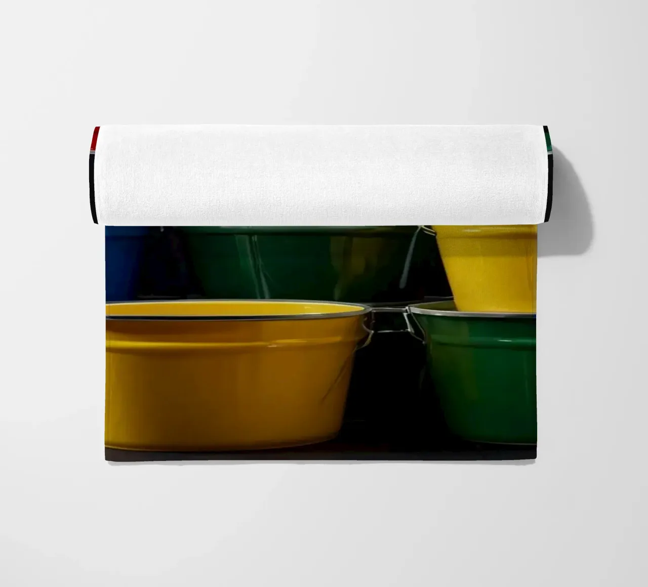 Secchi colorati impilati in una disposizione creativa telo mare da DesignDoodle