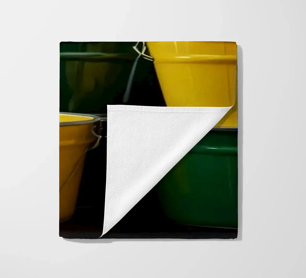 Secchi colorati impilati in una disposizione creativa telo mare da DesignDoodle