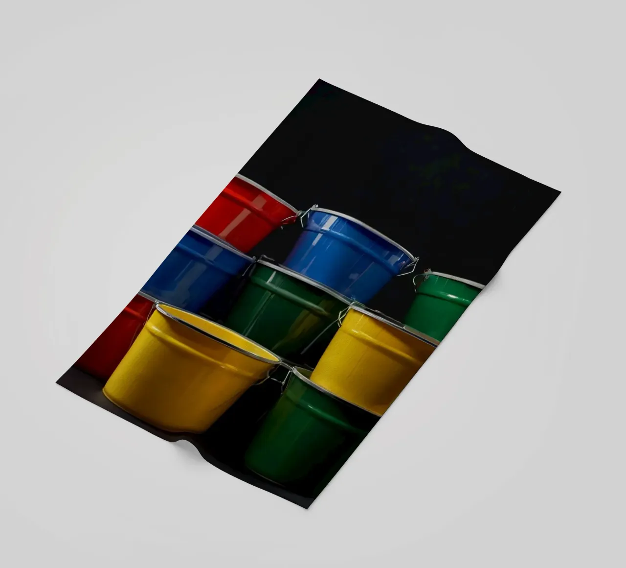 Secchi colorati impilati in una disposizione creativa telo mare da DesignDoodle