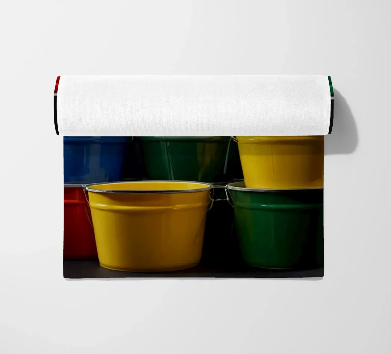 Secchi colorati impilati in una disposizione creativa telo mare da DesignDoodle