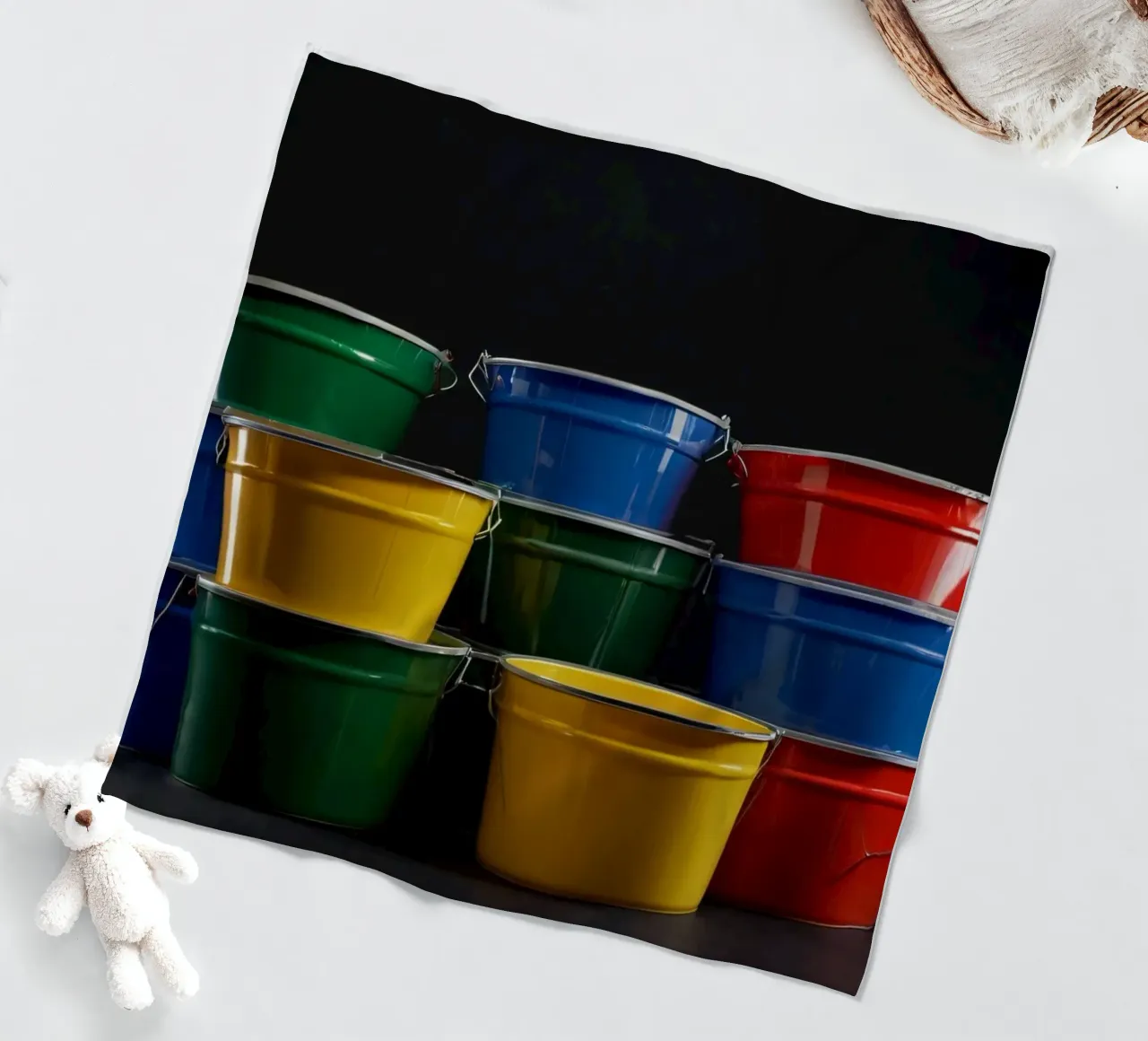 Secchi colorati impilati in una disposizione creativa coperta in pile da DesignDoodle