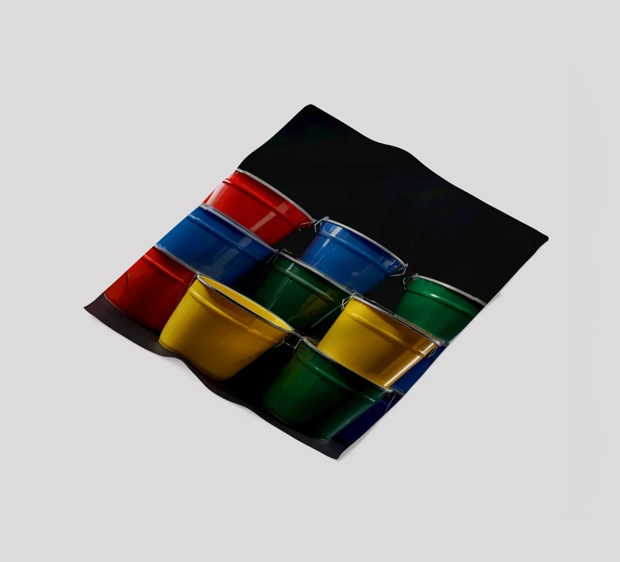 Secchi colorati impilati in una disposizione creativa coperta in pile da DesignDoodle
