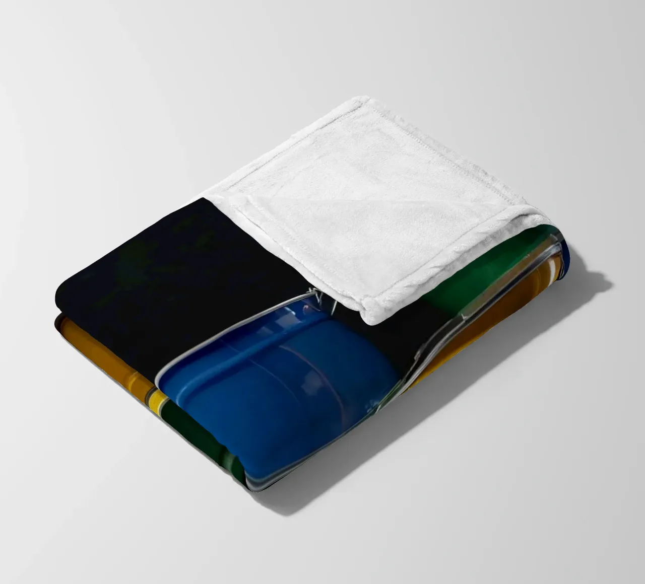 Secchi colorati impilati in una disposizione creativa coperta in pile da DesignDoodle