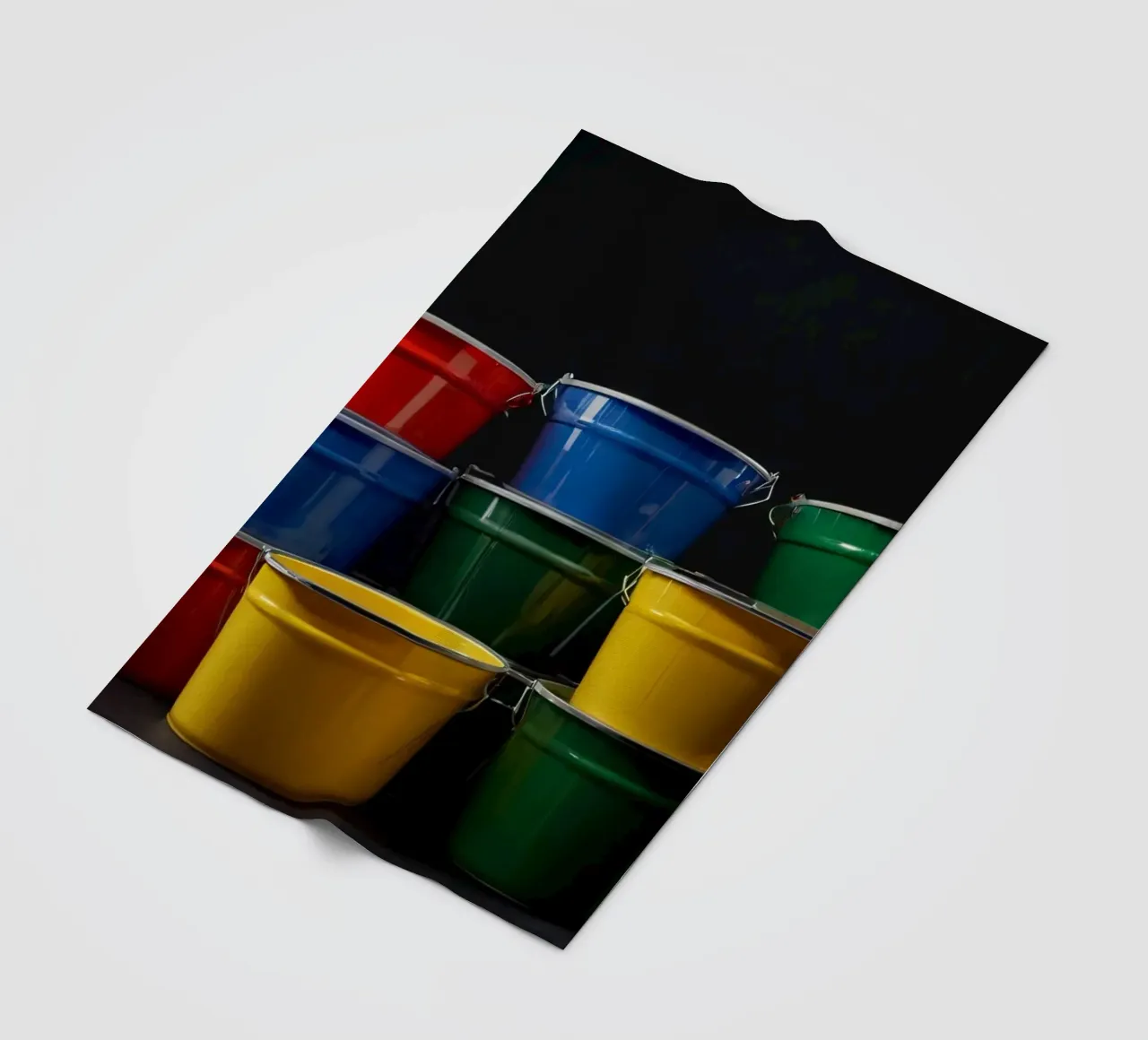 Secchi colorati impilati in una disposizione creativa coperta in pile da DesignDoodle