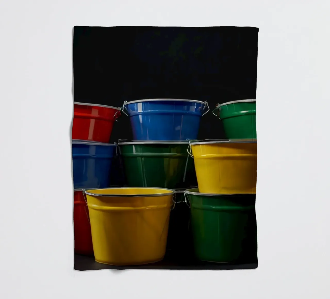 Secchi colorati impilati in una disposizione creativa coperta in pile da DesignDoodle
