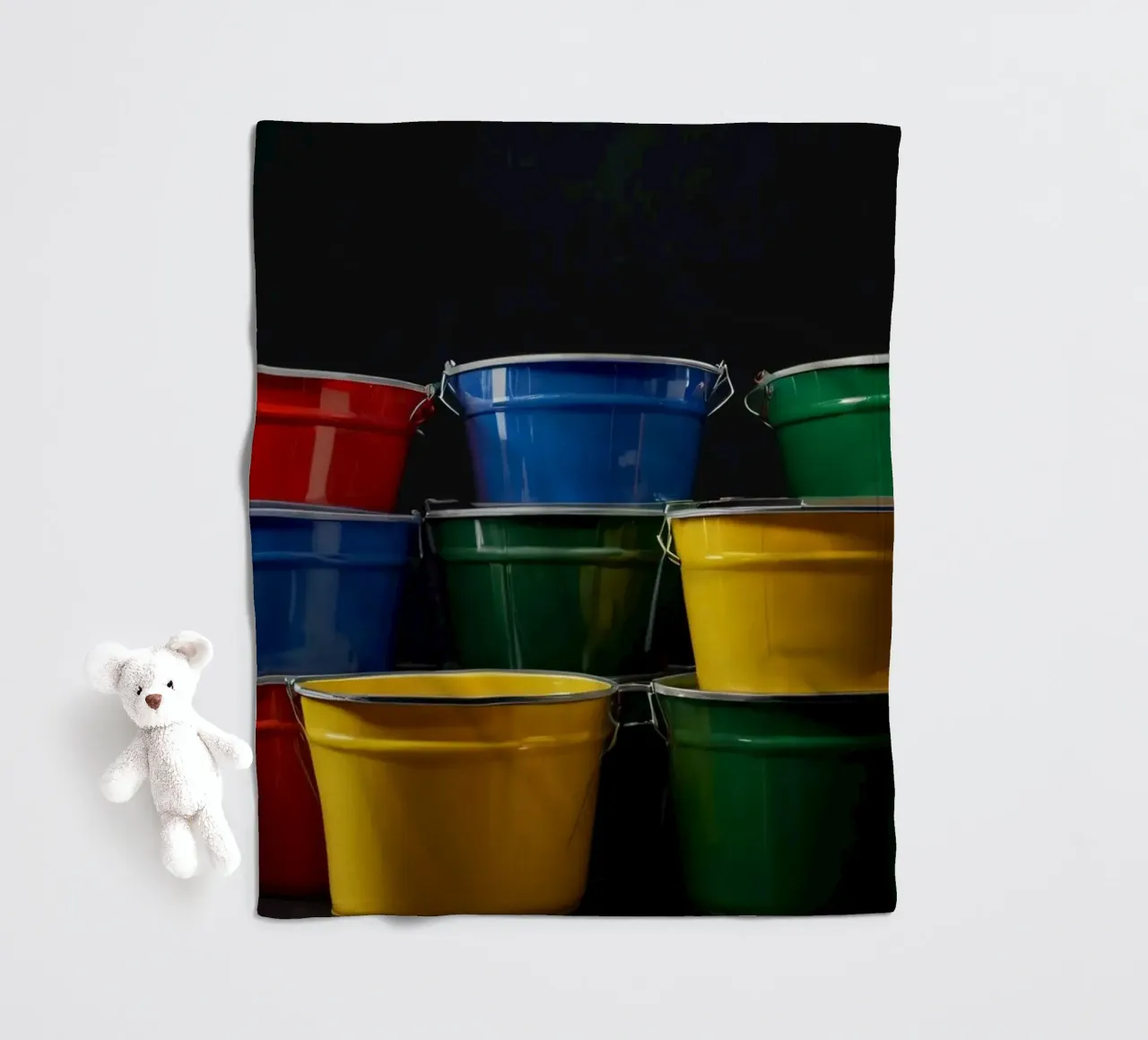 Secchi colorati impilati in una disposizione creativa coperta in pile da DesignDoodle