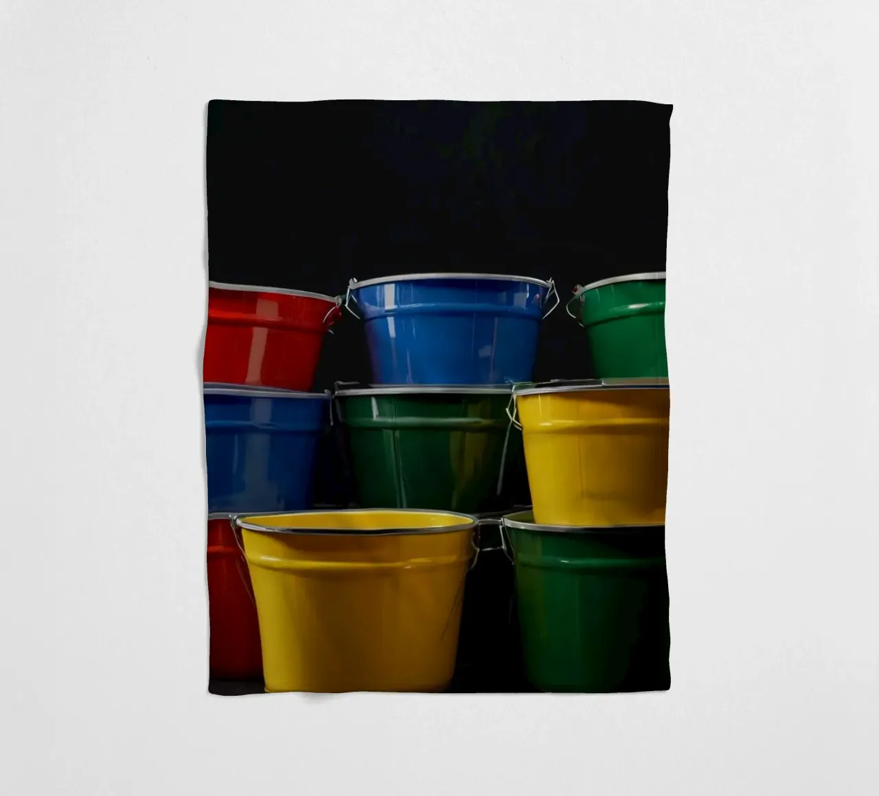 Secchi colorati impilati in una disposizione creativa coperta in pile da DesignDoodle