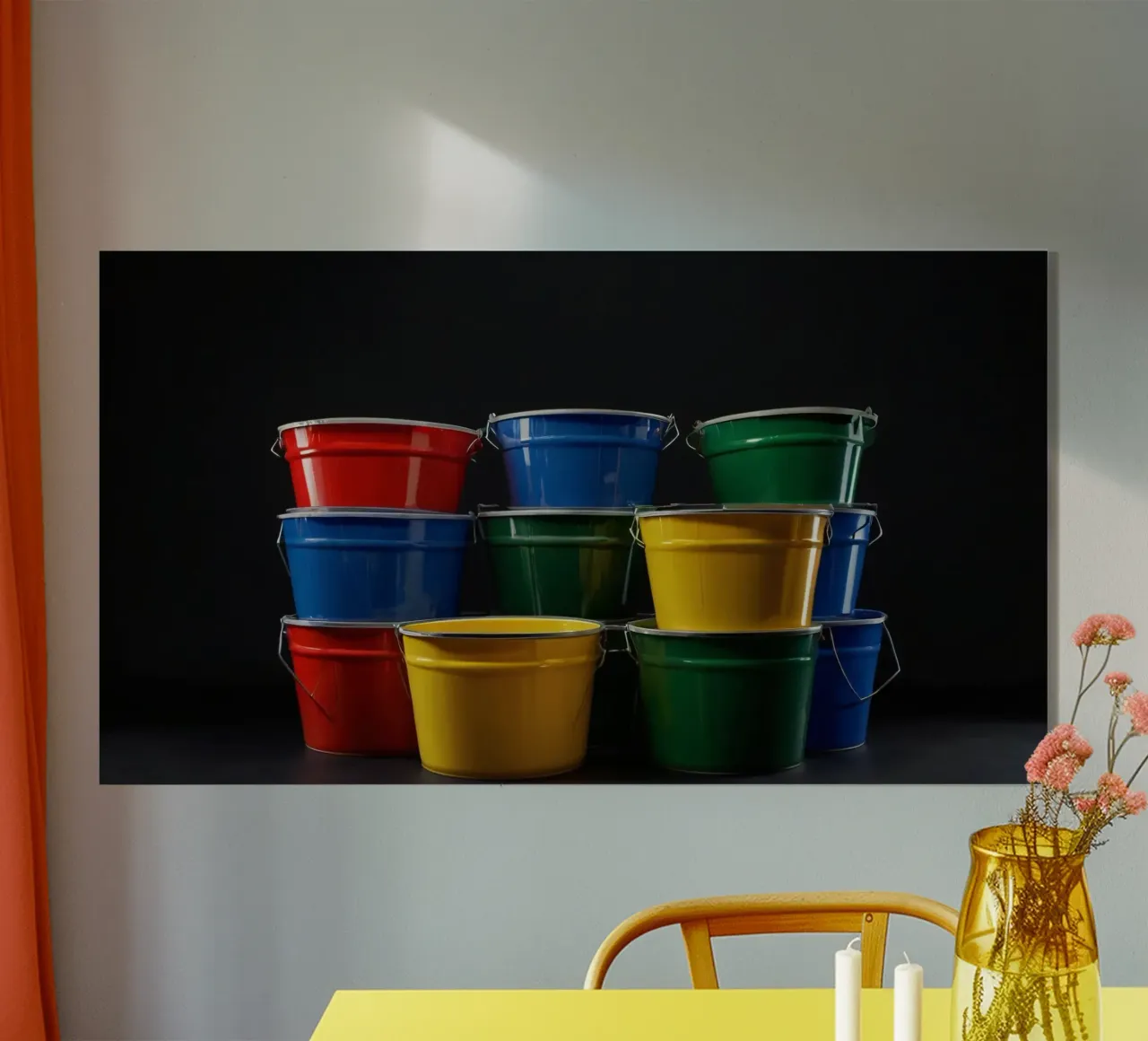 Secchi colorati impilati in una disposizione creativa plexiglass da DesignDoodle