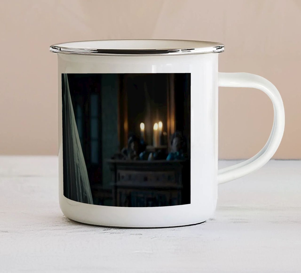 un fantasma spaventoso si trova in una stanza scarsamente illuminata e piena di ombre tazza in smalto da DesignDoodle