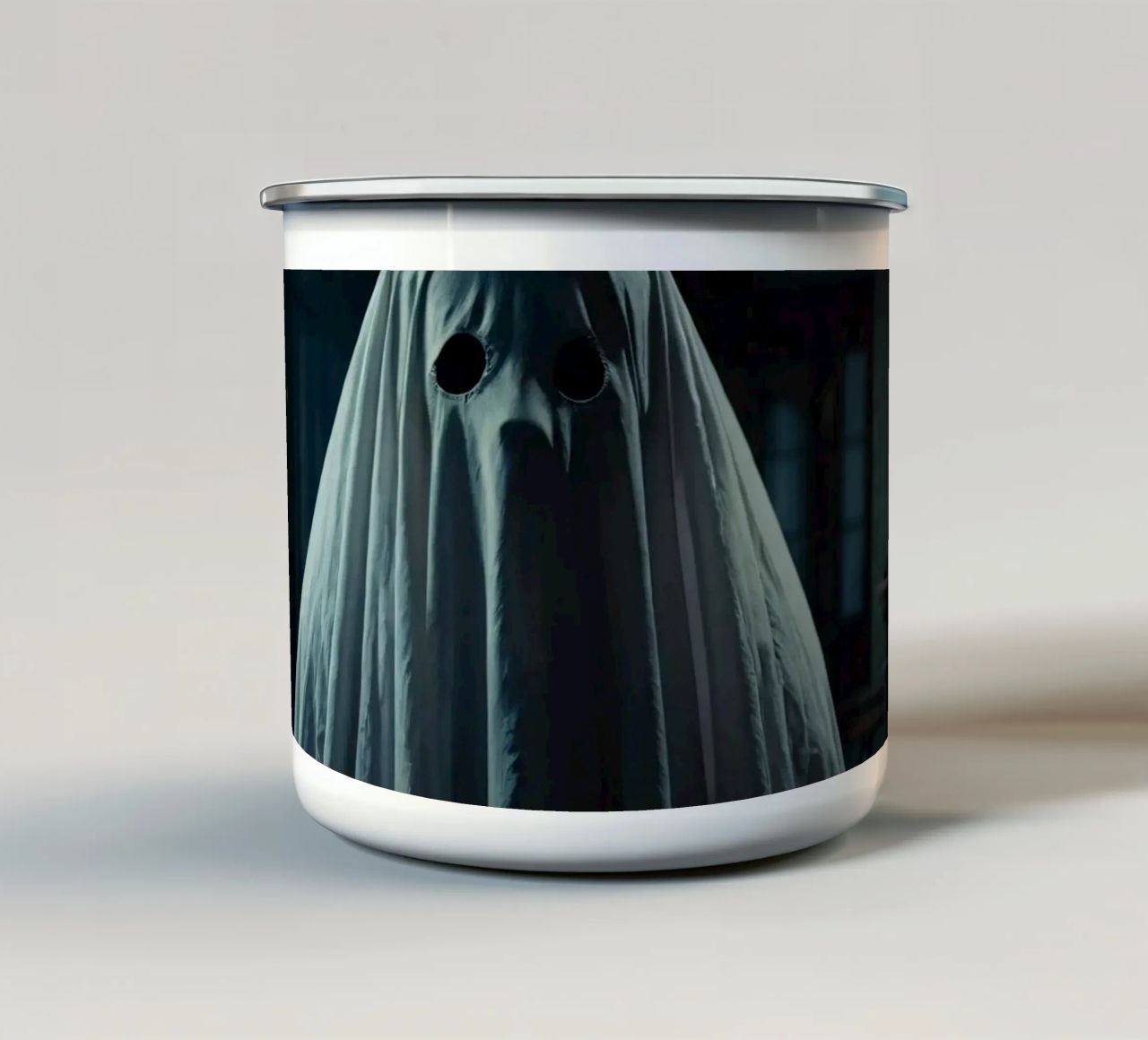 un fantasma spaventoso si trova in una stanza scarsamente illuminata e piena di ombre tazza in smalto da DesignDoodle